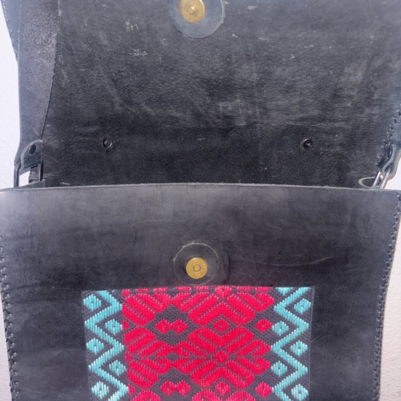 Elegant Black leather Crossbody Bag with Red and Teal Pattern - Picture 5 of 9